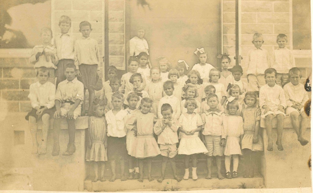 Miss Annie Streater (Shepard) with her 1st to 4th grade pupils, ca. 1913